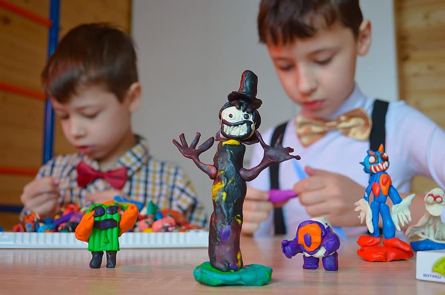đồ chơi, Bức tượng nhỏ bằng nhựa, những cậu bé, đang chơi, trẻ em, bọn trẻ, trẻ, thời thơ ấu, số liệu hành động, Các bài học về mô hình hóa, Thủ công mỹ nghệ Plasticine