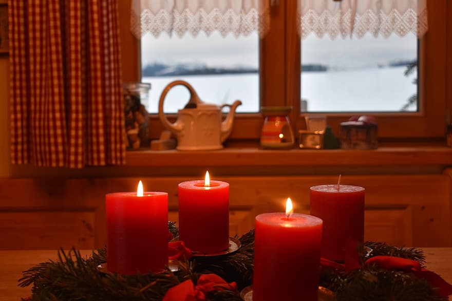 الشموع ، إكليل ، القدوم ، عيد الميلاد ، قدوم الشموع ، ضوء الشموع ، زينة عيد الميلاد ، زخرفة ، ظهور اكليلا من الزهور ، شتاء ، غرفة المعيشة