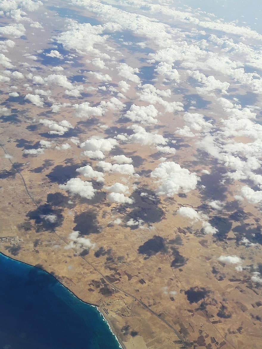 des nuages, ciel, désert, vol, au dessus des nuages, Egypte, mer, désert de pierre, horizon, montagnes de pierre, Voyage