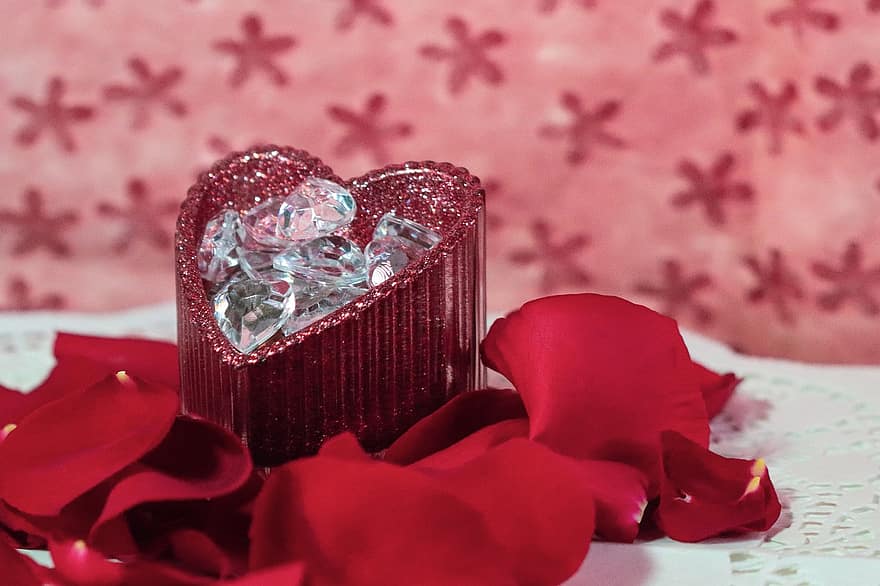 Valentin nap, piros szív, rózsa, szirmok, piros, piros rózsaszirom, ajándék, szeretet, adni, szerető, születésnap