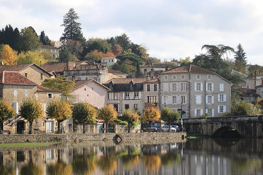 Fluss, Häuser, Stadt, Dorf, Reflexion, Wasser, Gebäude, städtisch, Confolens, Frankreich, Europa, Herbst