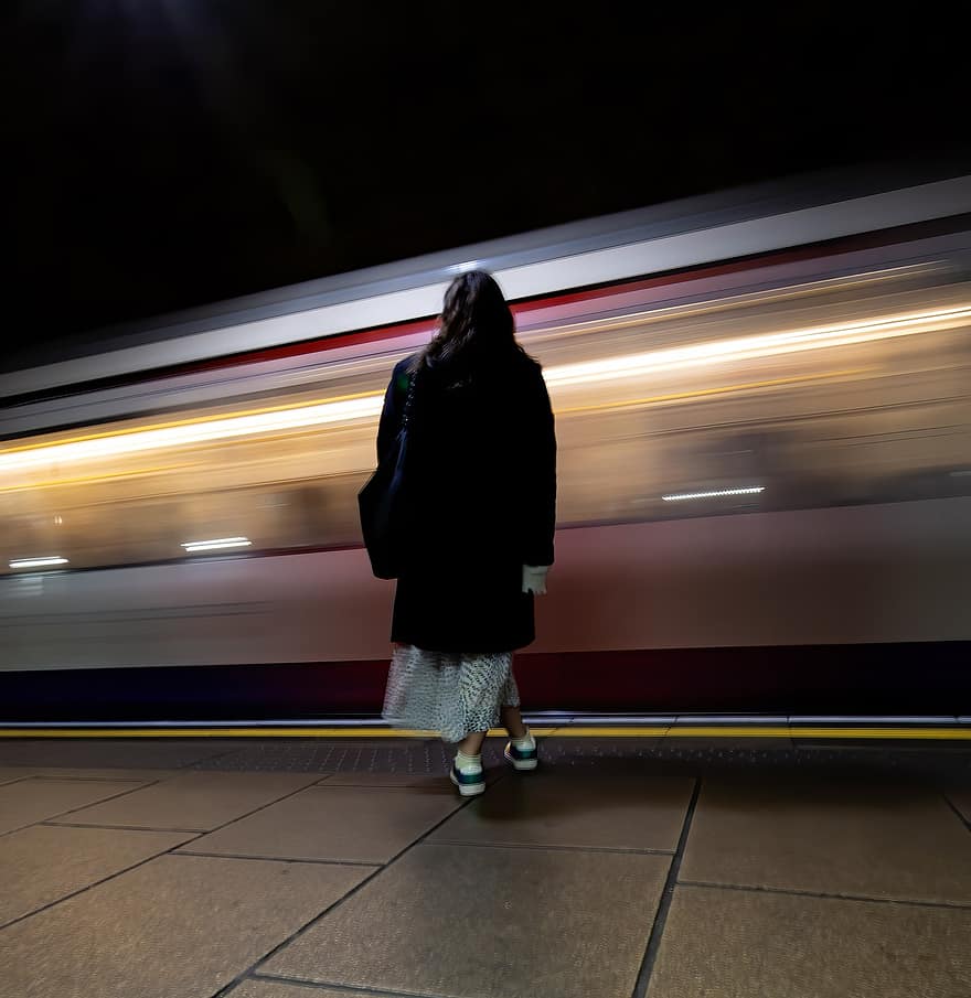 mulher, trem, plataforma, subterrâneo, cidade