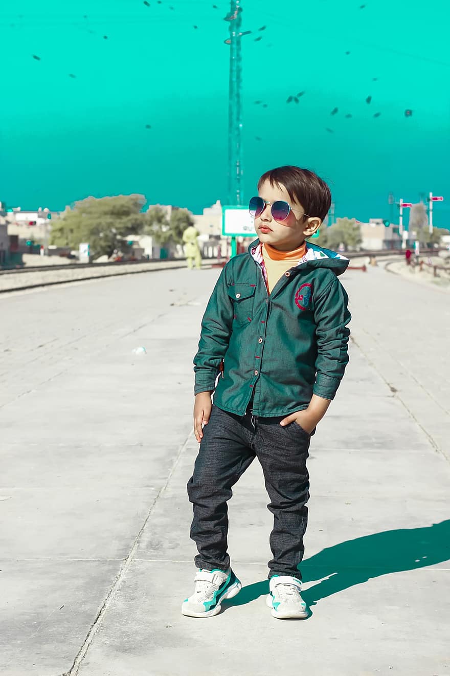 Et barn som står i stilig modus, Klikk Av Jalal