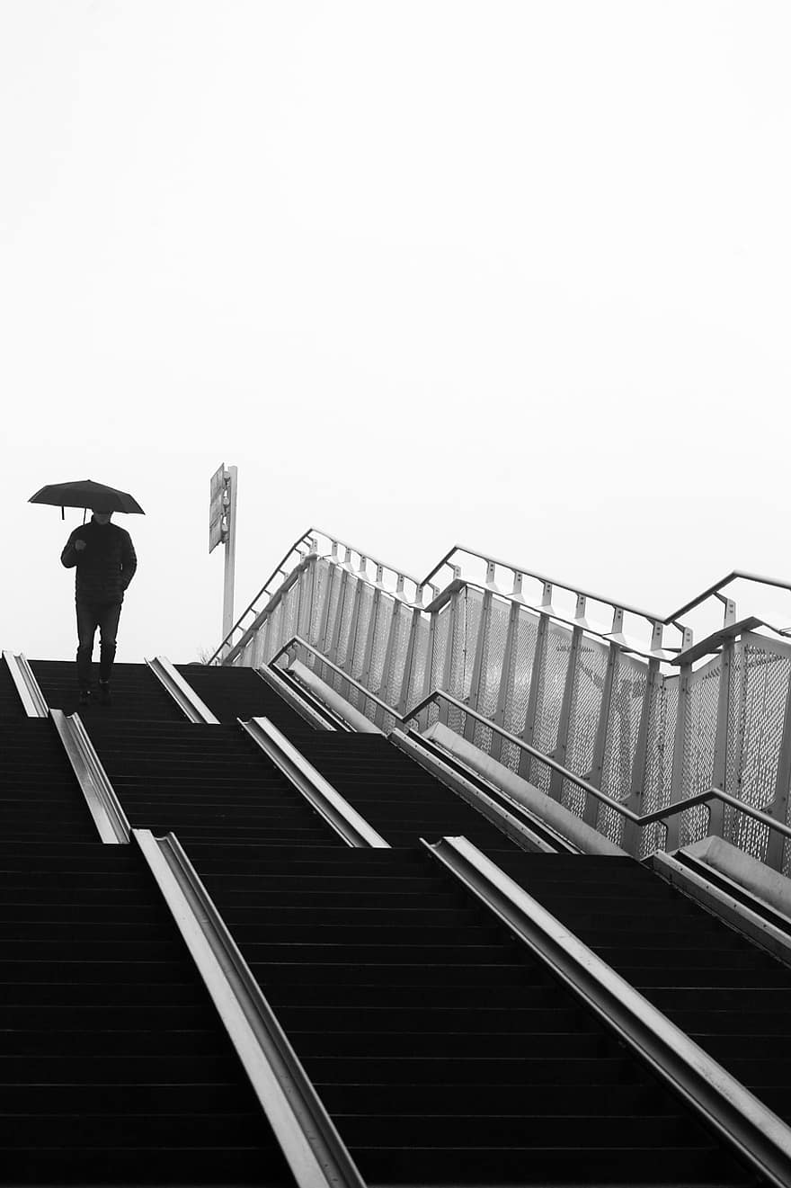 Mann, Regenschirm, Menschen, Überführung, Treppe, die Architektur, Männer, Gehen, Regen, Erwachsene, eine Person