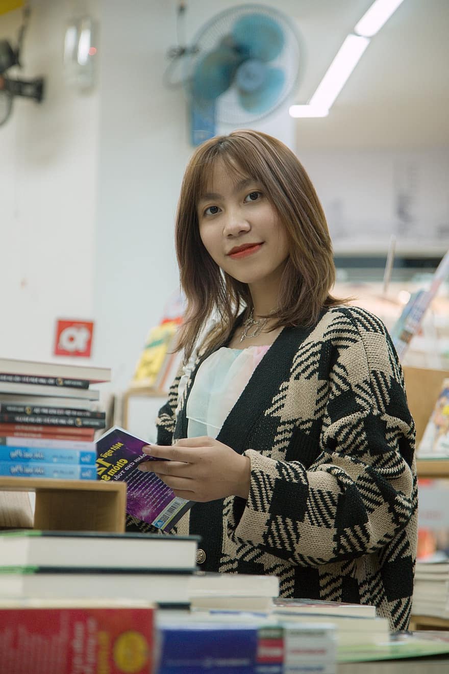 लड़की, किताबों की दुकान, सुपरमार्केट, शॉपिंग मॉल, दक्षिण पूर्व एशियाई लड़की, घर के अंदर, महिलाओं, एक व्यक्ति, वयस्क, कैमरा देख रहा है, काम कर रहे
