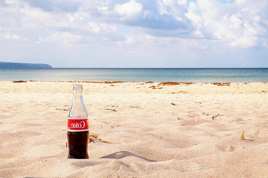 pludmale, smiltis, bezalkoholiskais dzēriens, dzert, dzēriens, kola, atspirdzinājums, kokss, gāzēts dzēriens, pudele, jūras krastā