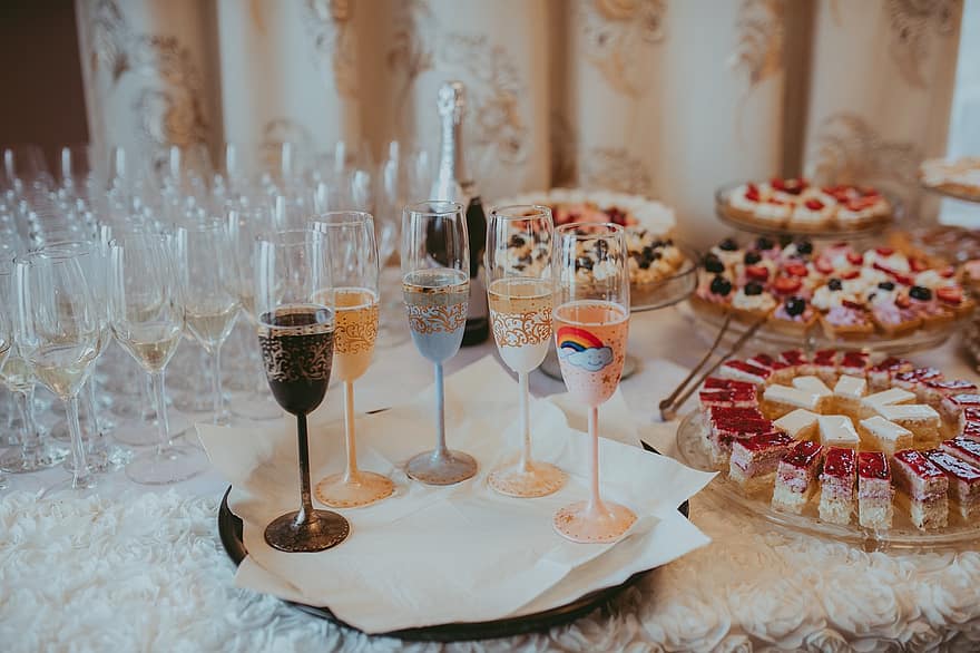 brilles, kūkas, bufete, Deserta bufete, vīns, Vīna glāzes, stemware, stikla trauki, kāzas, uzņemšana, kāzu uzņemšana