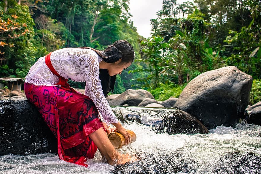 femme, rivière, aller chercher de l'eau, courant, eau, la nature, fille, femelle, vêtements traditionnels, habits traditionnels, indonésien
