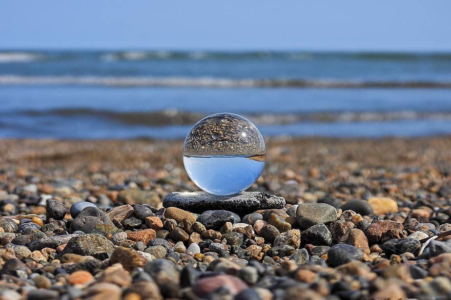 stikla sfēra, objektīva bumba, pludmale, oļi, jūra, jomā, ūdens, stikls, tuvplāns, zils, vasarā