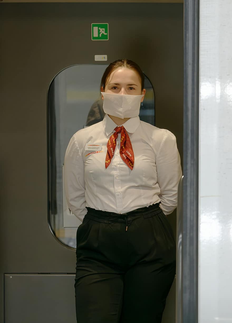 atendente de trem, mulher, pandemia, máscara falsa, covid-19, trem, coronavírus