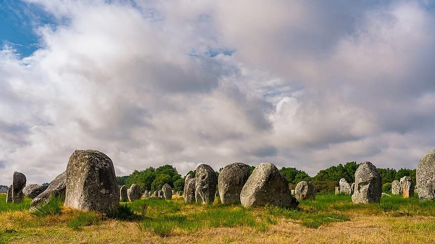 Menhir, Steine, Wolken, stehende Steine, Carnac, Bretagne, Frankreich, Natur, Landschaft, Megalith, berühmter Platz