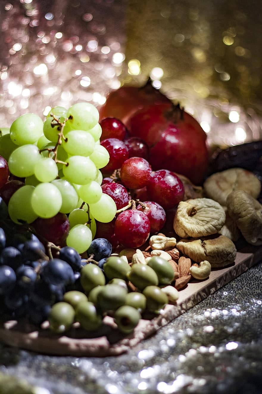 augļi, koka dēlis, ēdiens, granātāboli, vīnogas, olīvas, vīģes, datumus, mandeles, veselīgi, vitamīnus