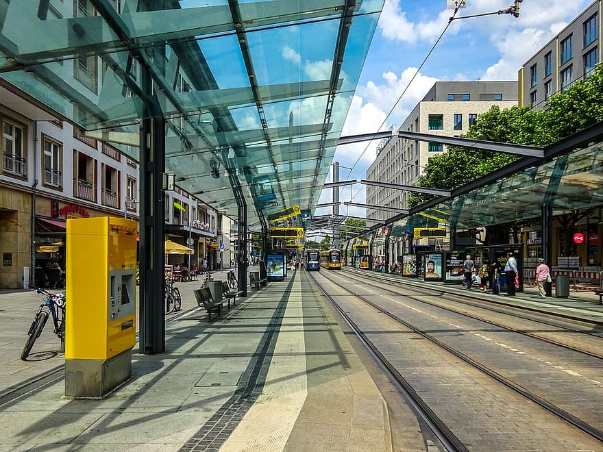Дрезден, Германия, трамвайна линия, трамвай, трамвайна спирка, релси, улица, архитектура, транспорт, градски живот, изградена конструкция