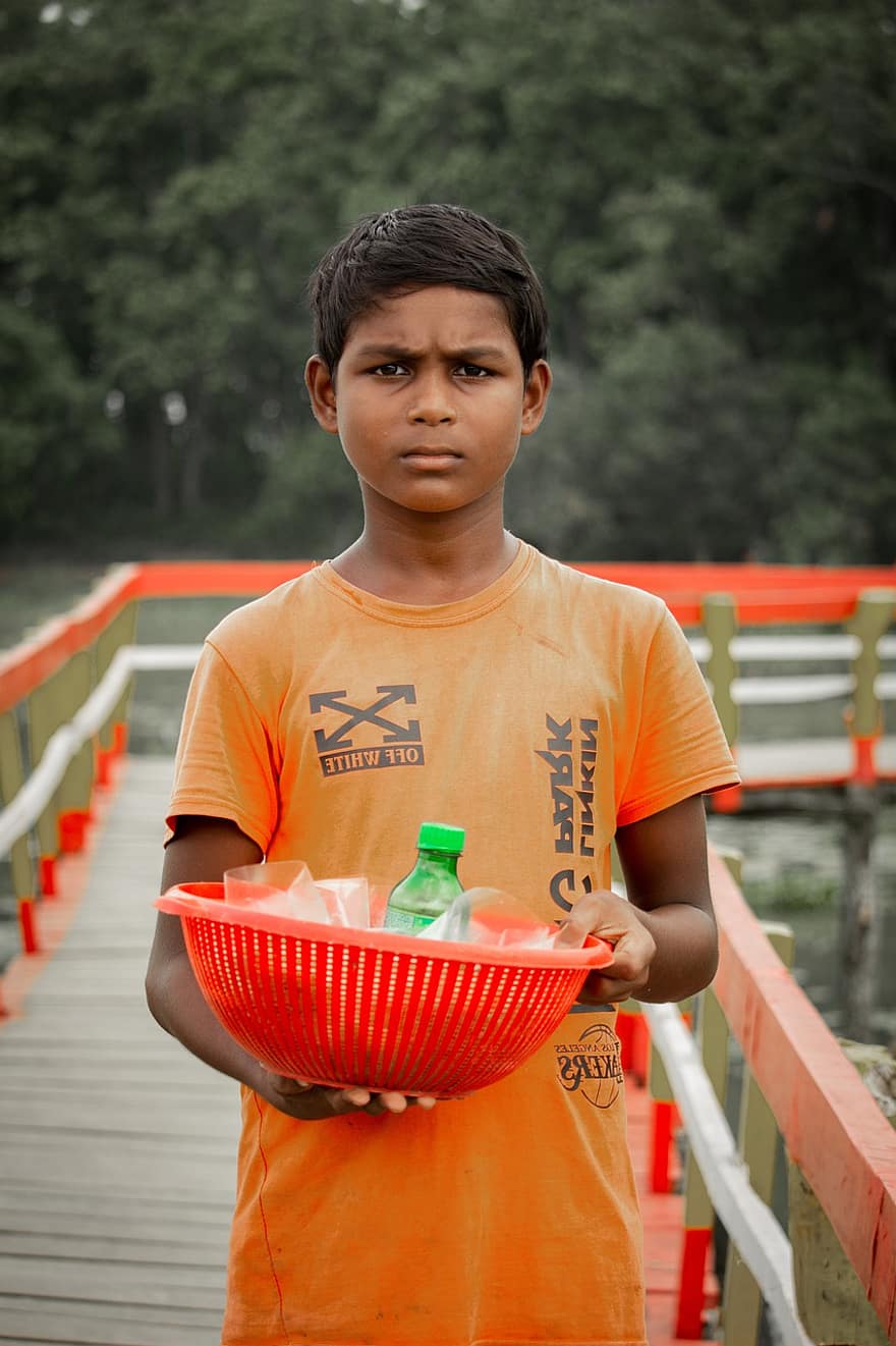 Dhaka, garçon, vendeur de rue, enfant, garçons, une personne, enfance, regarder la caméra, mâles, modes de vie, enfants seulement
