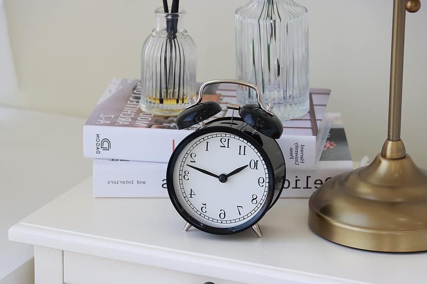 đồng hồ báo thức, thời gian, đồng hồ đeo tay, bàn, trang trí, sách