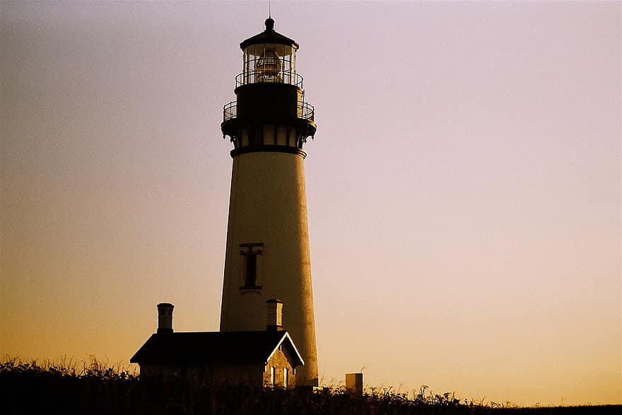灯台、海岸、日没、日の出、夜明け、夕暮れ、タワー、建物、ヤーキーナヘッドライト、ヤキナヘッド、オレゴン州の海岸