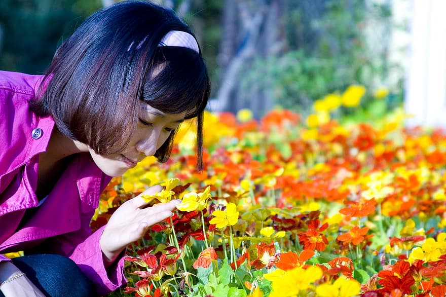 жена, цветя, миришещи цветя, момиче, поза, портрет, есен, падане, растения, цветна поляна, цветно поле