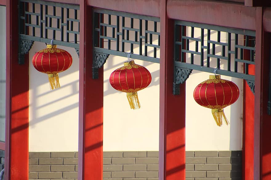 chińskie lampiony, wiszące, nowy Rok, latarnie, czerwone latarnie, papierowe latarenki, zimowy, dekoracja, dekoracje, kolumny, światło i cień