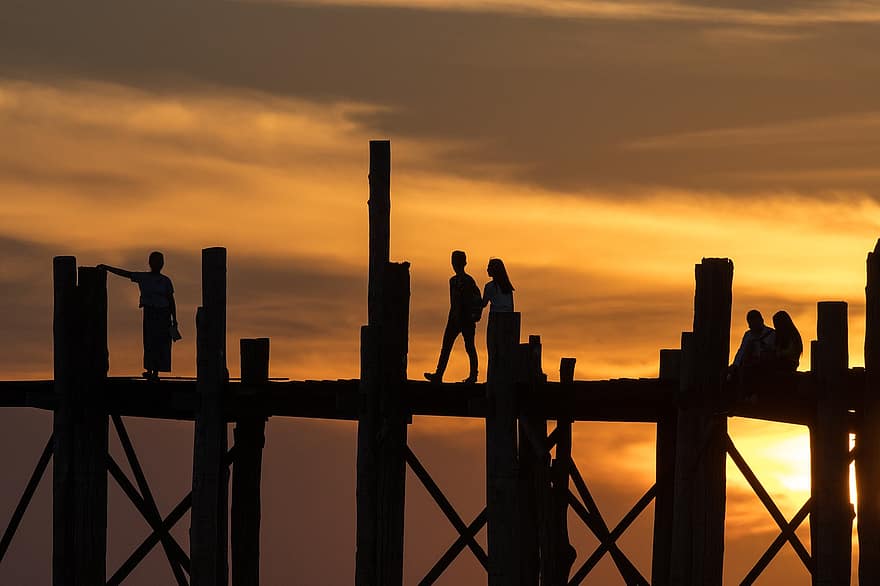 auringonlasku, pari, ystäville, ubein-silta, Mandalay, Myanmar, Burma, Tiikkipuu, puusilta, ihmiset, siluetti