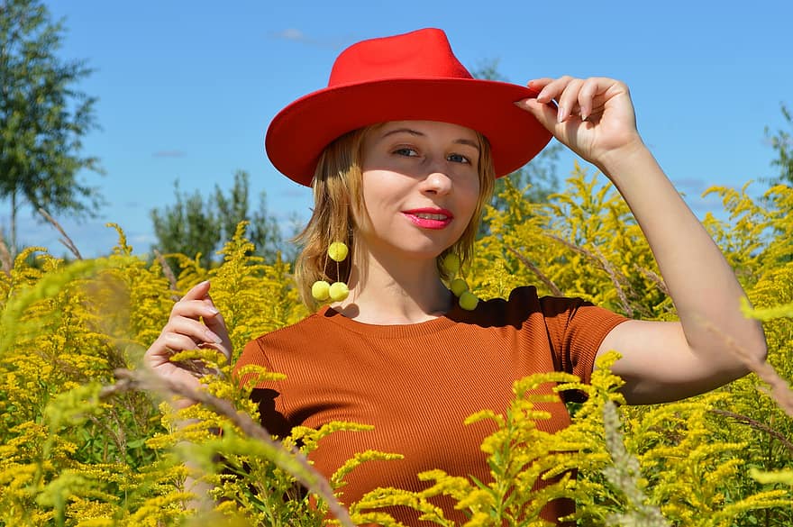 kvinna, röd hatt, fält, blommor, växter, flora, blomma, flicka, leende, Lycklig, pose
