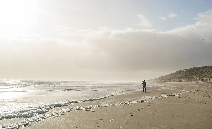Férfi, személy, strand, homok, hullámok, hab, tengerpart, Északi-tenger, vakáció, nap, felhők