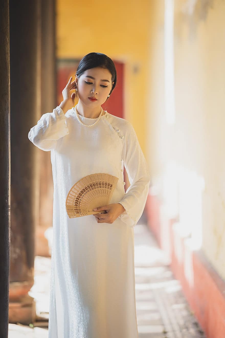 ао дай, мода, женщина, вьетнамский, Белый Ао Дай, Вьетнамское национальное платье, традиционный, ручной вентилятор, платье, красота, прекрасный