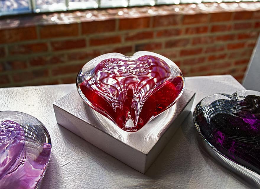 Valentīndiena, stikla māksla, Belger Crane Yard Studios, Sirds stikls Art, romantika, mīlestība, sirds forma, svinības, tuvplāns, apdare, dienā