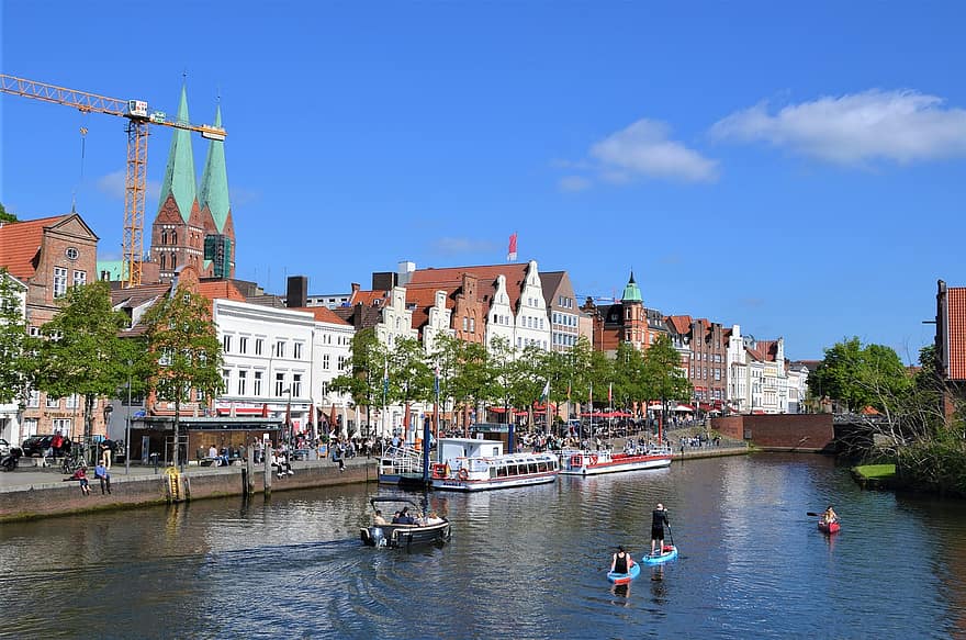 Lübeck, Stadt, Hafen, Kanal, Fluss, Gebäude, Boote, Paddleboarding, Tourismus, Promenade, Stadt, Dorf