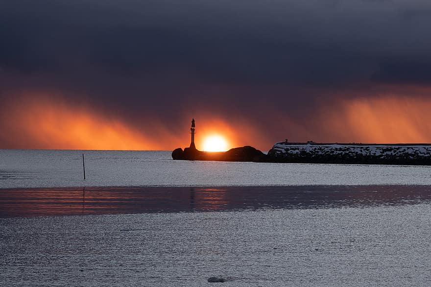 море, порт, заход солнца, маяк, солнце, Лофотенские острова, Норвегия, облака, дождь, воды, смеркаться