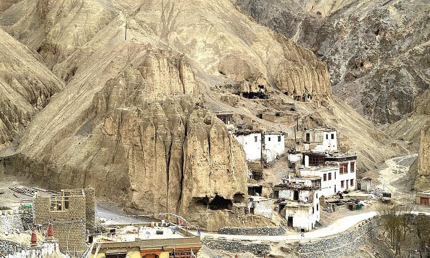 kylä, vuori, ladakh, Murtuneen kuun maa, rakennukset, vanhoja rakennuksia, tie, maisema