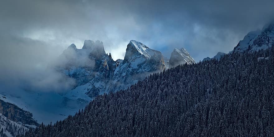 San Pellegrino Pass, Berge, Italien, neblige Landschaft, Dolomiten, Landschaft, Wolken, Berg, Schnee, Gipfel, Winter