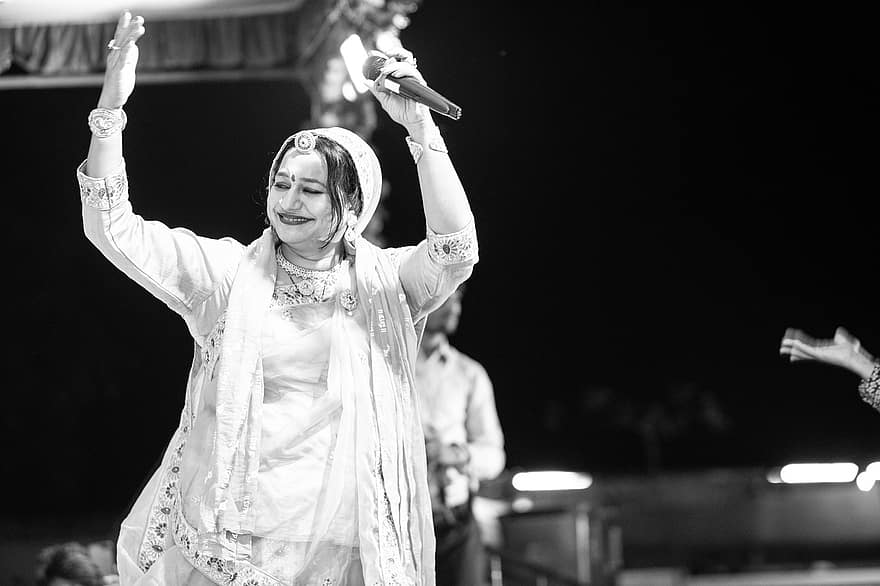 cantor, Cantora Asha Vaishnav, cantor indiano, microfone, performance no palco, Imagens do palco, peça de teatro, bhajan, canção, Anil Sain Nagaur, Baras Baras Mahara Indar Raza