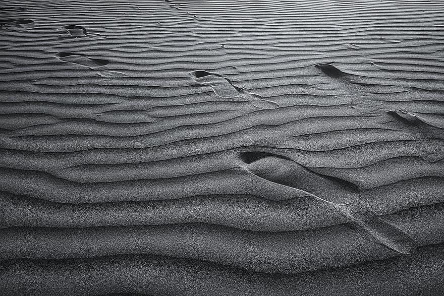 smiltis, pēdu nospiedumi, pēdu soļi, Pēdas Smiltis, smilšaina, vienkrāsains, vilnis, tekstūra, raksturs, melns un balts, modeli