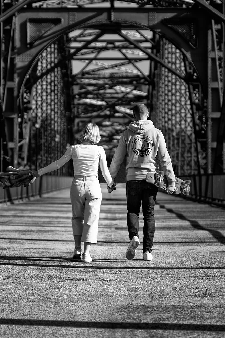pont, couple, tenant par la main, marche, en marchant, ensemble, paire, Photographie de rue, jeune couple, photo de rue, route