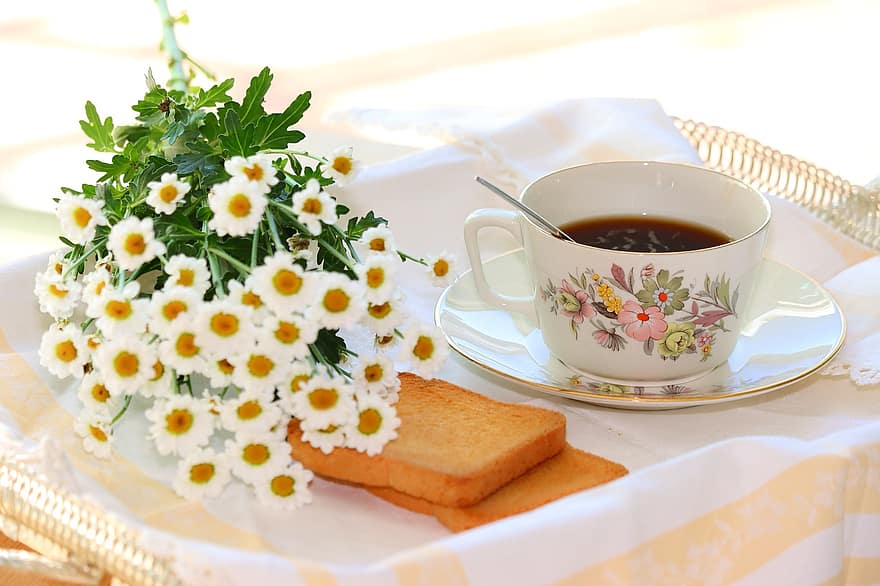 чай, кружка, цветы, лоток, тост, хлеб, букет, маргаритки, энергия, утро, завтрак