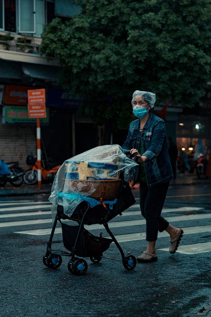 Vietnam, Hanoi, venditore, donna, vita, maschera, camminare, lavoro, pioggia, strada, all'aperto
