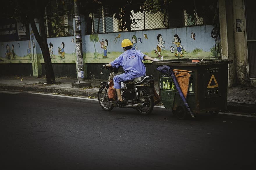 recolector de basura, motocicleta, hombre, basura, la carretera, calle, acera, gente, ciudad, urbano, hombres