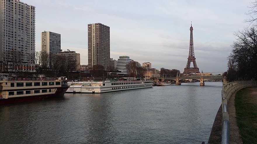 Paryż, Wieża Eiffla, rzeka, sena, most, łodzie, Port, wieża, punkt orientacyjny, atrakcja turystyczna, drapacze chmur