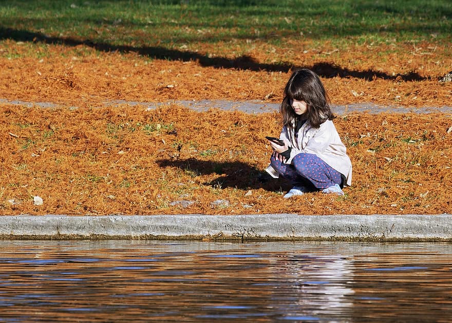 ребенок, девушка, приземистый, Телефон, на открытом воздухе, парк, осень, озеро, берег, вода, время года