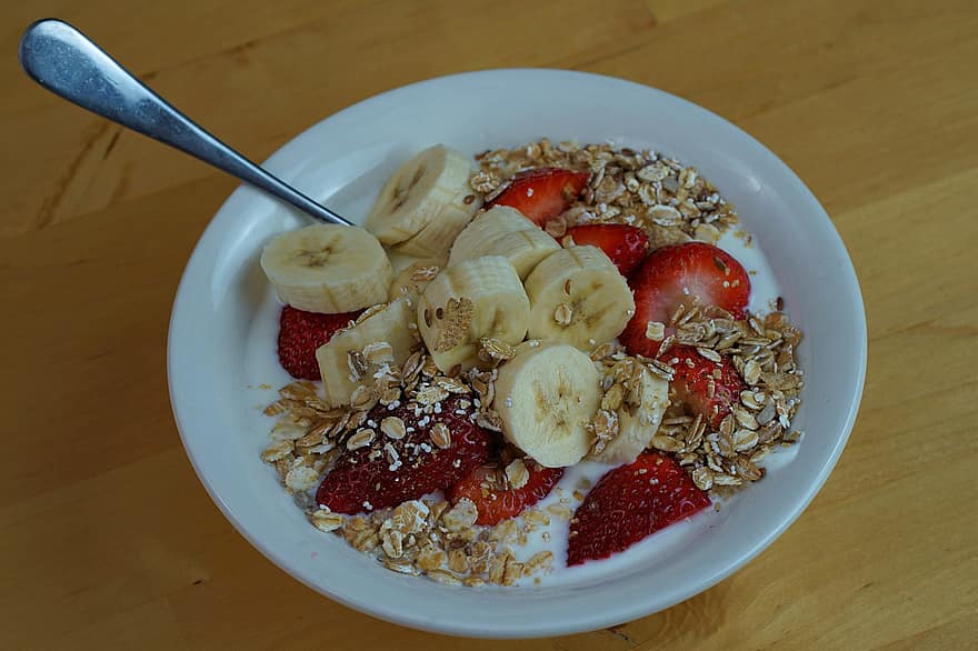 mad, morgenmad, müsli, banan, jordbær, yoghurt, korn, havre, havregrød, frugter, sund og rask