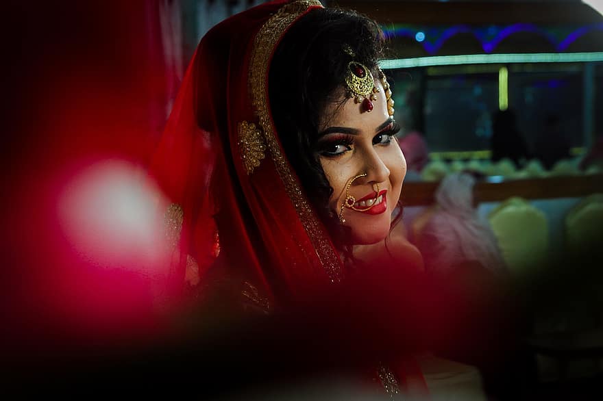 dona, núvia, indi, somriu, feliç, cara, maquillatge, accessoris, vel, núvia índia, moda
