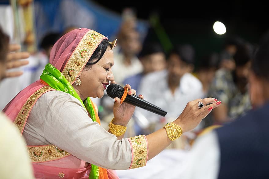 певец, Аша Вайшнавска певица, индийска певица, микрофон, сценично изпълнение, Сценични снимки, пиеса, бхаджан, култури, музикант, местната култура