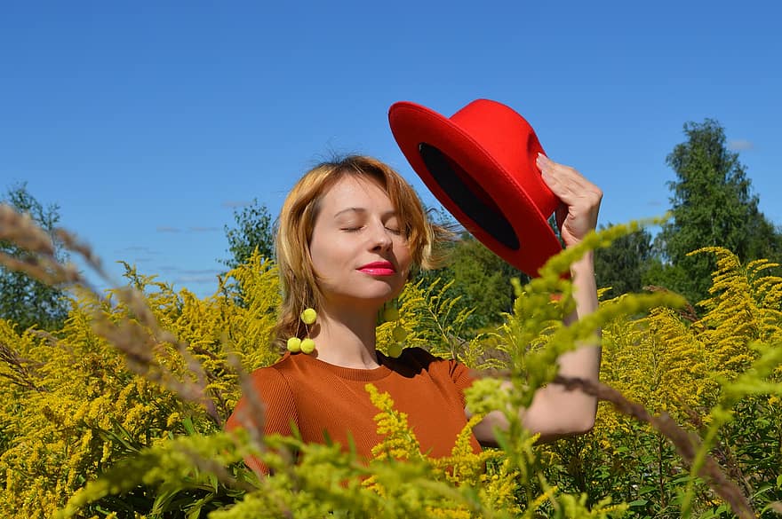 жена, червена шапка, поле, цветя, растения, флора, разцвет, цвят, момиче, поза, красив