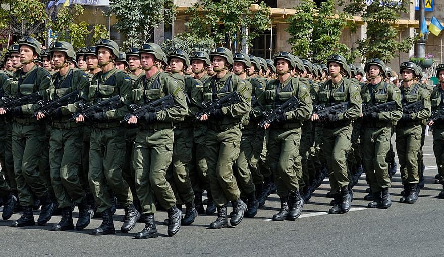 het marcheren, soldaten, leger, parade, krijgers, troepen, rot, mannen, camouflage, uniform, straat