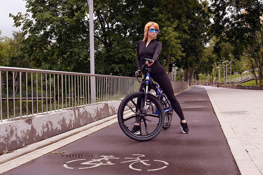 bisiklet, bisiklet sürmek, Kadın, kız, bisiklet yolu, sağlık, Kent, bisikletçi, Spor Dalları, bisikletler, Fitness