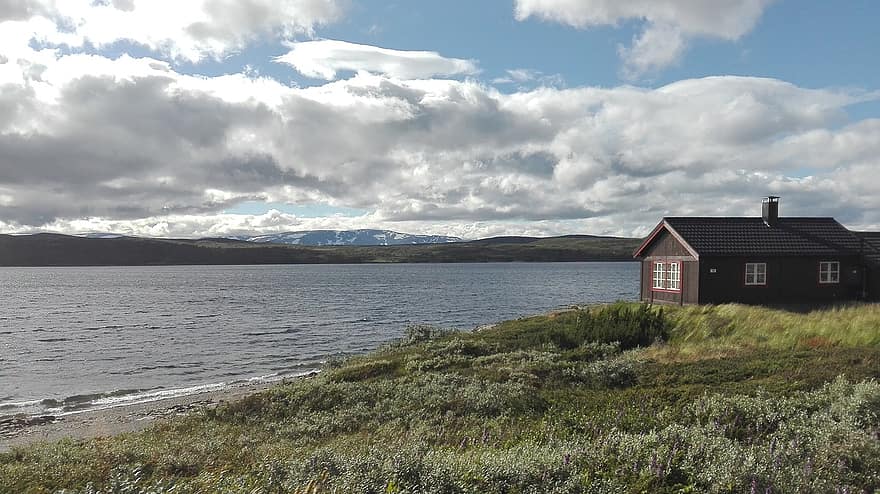 nhà ở, hồ nước, những đám mây, cỏ, ngân hàng, nhà hồ, cabin, ngôi nhà tranh, túp lều, chân trời, Na Uy