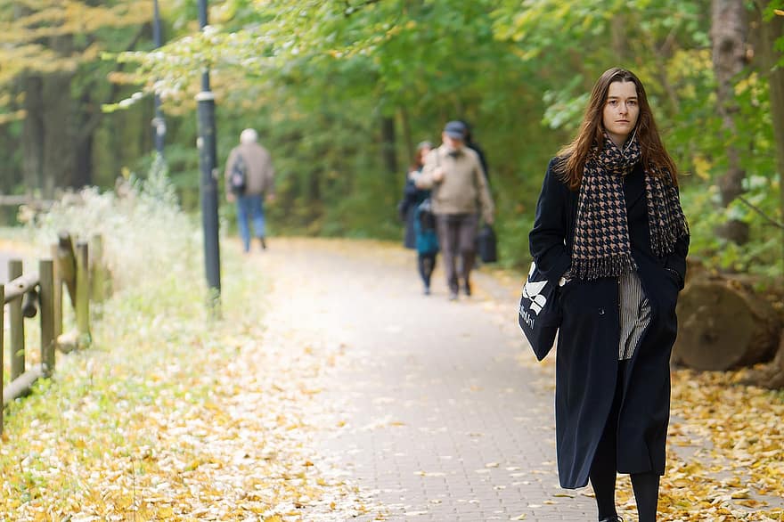 mulher, caminhando, parque, beco, outono, moda