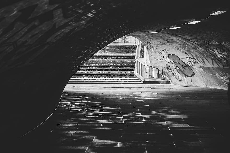 tunnel, passage, valv, mörk, trappa, graffiti, gatukonst, gata fotografering, urban, svartvitt