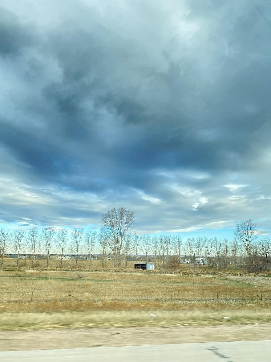céu, nuvens, nublado, estrada, campo, natureza, cena rural, árvore, panorama, azul, nuvem