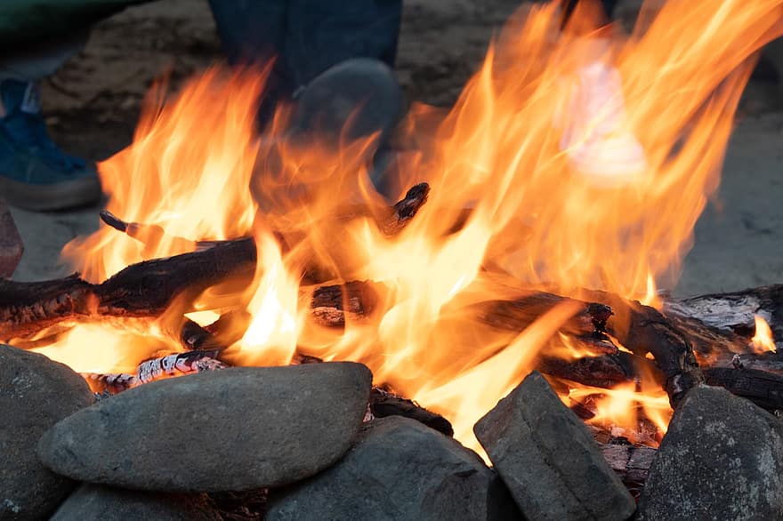 火災、炎、薪、キャンプファイヤー、たき火、暖炉、燃焼、燃やす、残り火、熱、燃える